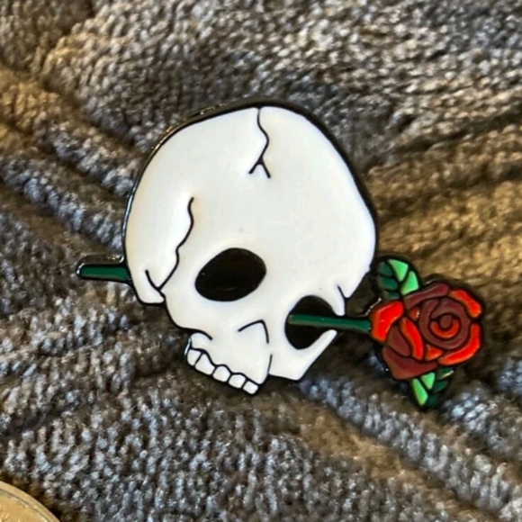 Skull and Rose Pin - Picture 3 of 7